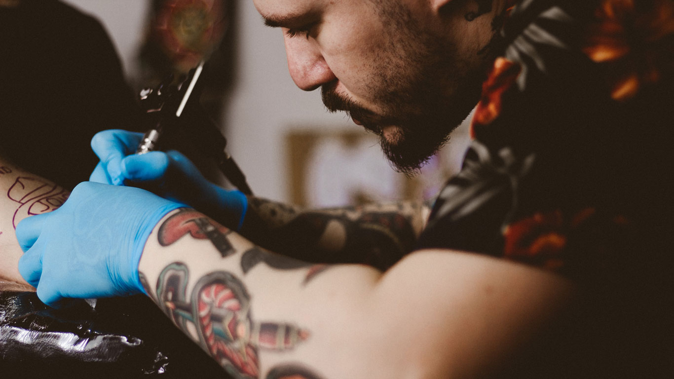 Nível de Dor da Tatuagem: Descubra onde dói mais para tatuar